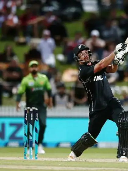 De Grandhomme blitz takes New Zealand to 4-0