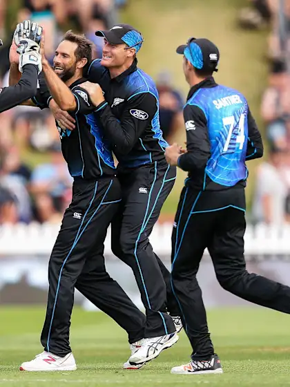 ??Nicholls, bowlers power New Zealand home