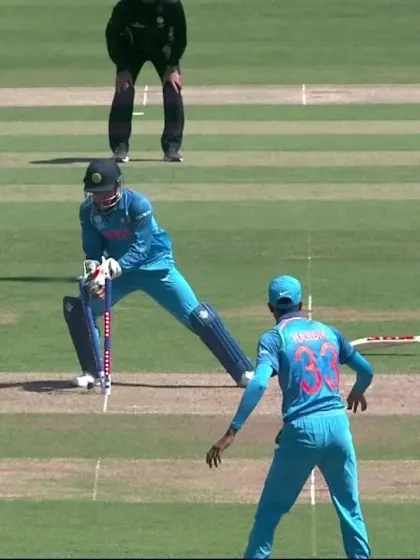 WICKET: de Villiers run-out courtesy a quick work by Dhoni