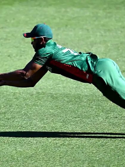 Shakib Al Hasan dives to take a clever catch from Milton Shumba | T20WC 2022
