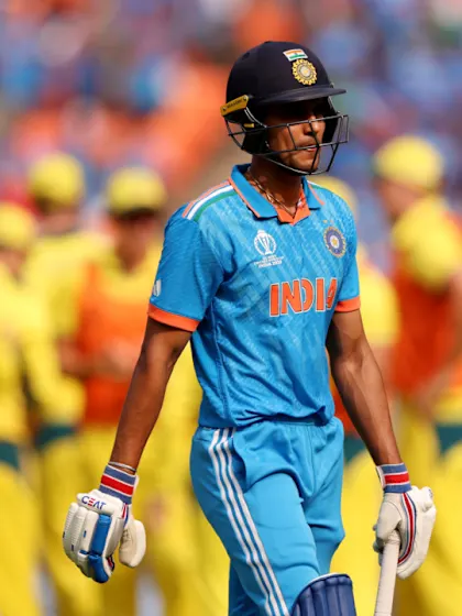 Gill's mistimed pull brings Australia first wicket | CWC23