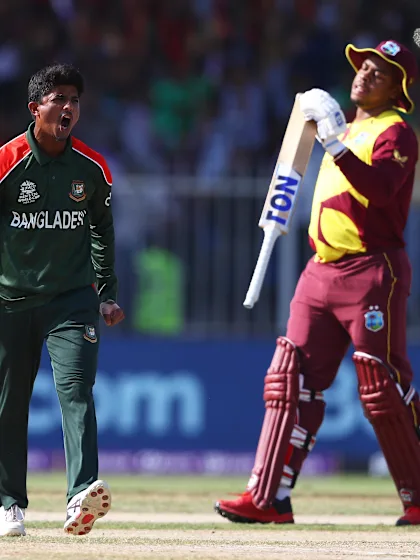 Hetmyer is gone, caught at long-off by Soumya Sarkar