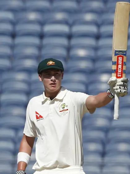 Renshaw, Starc prop up Australia