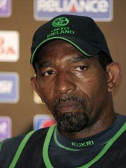 Simmons eyeing Aussie scalp