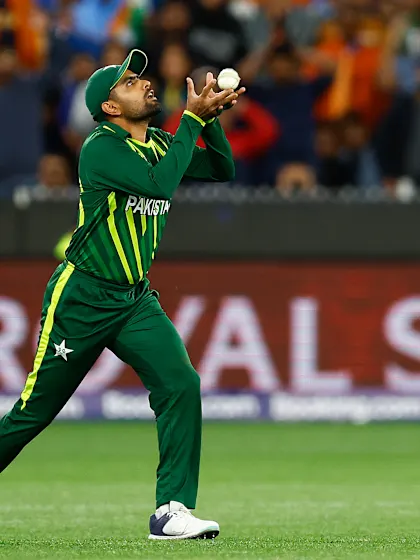 Hardik Pandya skies a mis-hit to Babar Azam | T20WC 2022