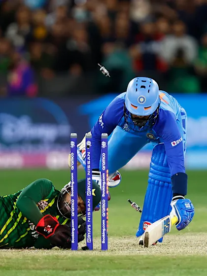 Dinesh Karthik stumped behind legs to keep Pakistan dreaming | T20WC 2022