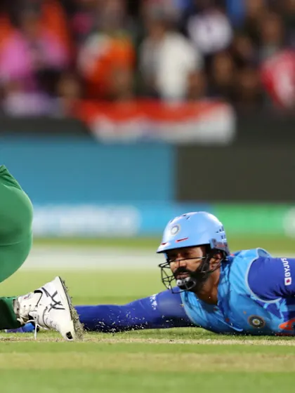 Karthik is run out after a mix up with Kohli | India v Bangladesh | T20WC 2022
