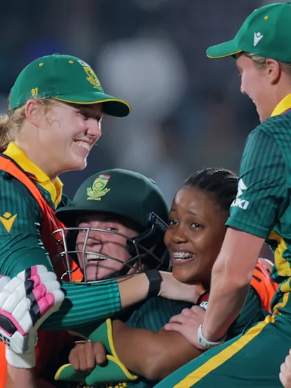 De Klerk heroics keep South Africa hopes alive at ICC Women’s Cricket World Cup 2025 