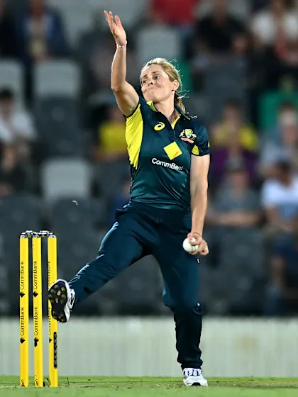 SOPHIE MOLINEUX: WHAT EXCITES ME MOST IS THE BALANCE OF OUR SQUAD