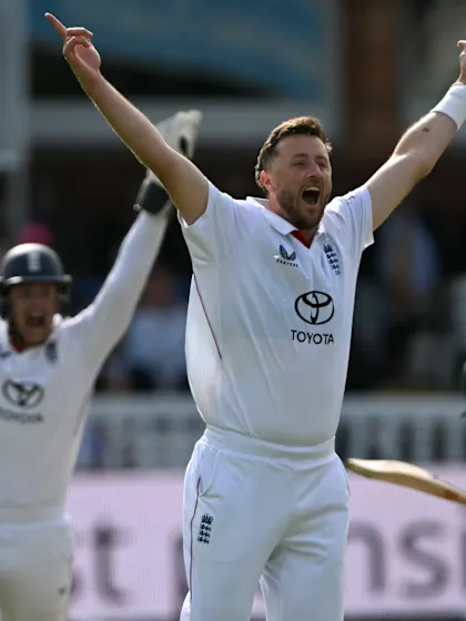 England bowlers come up good to rattle Pakistan on Day 2