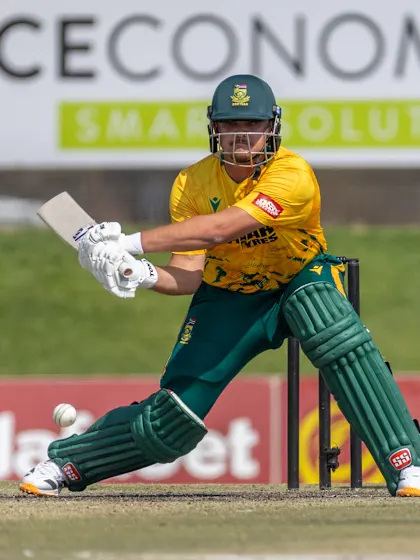 Splendid win boosts South Africa's tri-series final chances