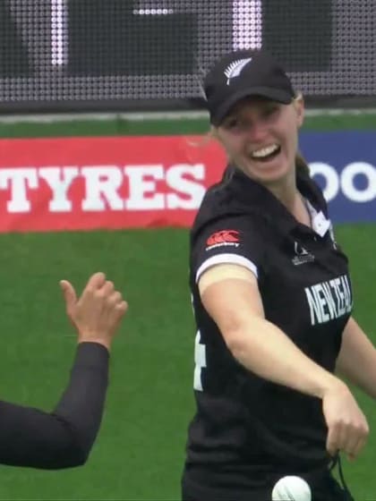 Hannah Rowe takes brilliant running catch