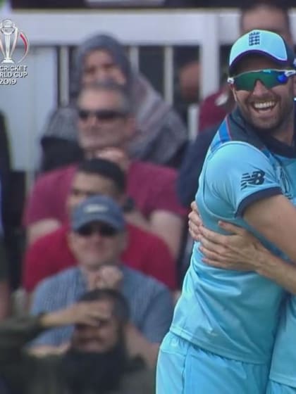 CWC19: Eng v Pak - Woakes' brilliant catch gets rid of Imam