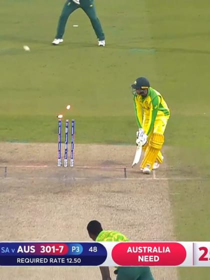 CWC19: AUS v SA - Khawaja deflects onto his own stumps 