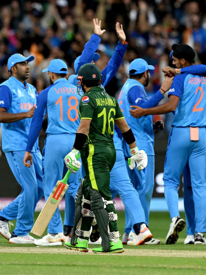 Rizwan holes out, Arshdeep has both openers! | India v Pakistan | T20WC 2022