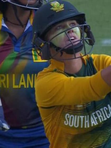 Dane van Niekerk Hits a huge Six!