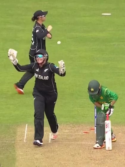 WICKET: Sidra Nawaz is dismissed by Amelie Kerr for 8