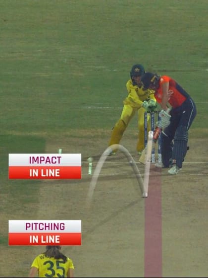 AUS v ENG: Georgia Wareham traps Lauren Winfield in front