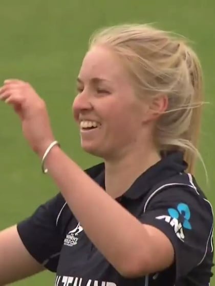 WICKET:  Hannah Rowe nabs Javeria Wadood and Nain Abidi off consecutive deliveries