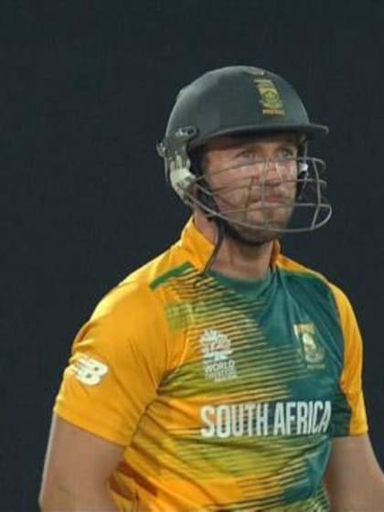 De Villiers smashes winning 6 out of the ground!