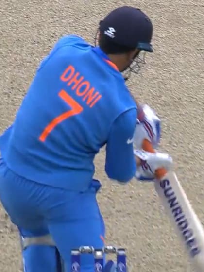 CWC19: IND v PAK - Dhoni feathers behind to give Amir his second wicket