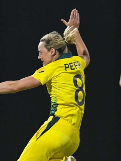 WI v AUS: Ellyse Perry bowls Deandra Dottin with a beauty