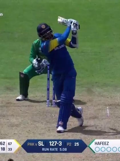 WICKET: Angelo Mathews is dismissed by Mohammad Amir for 39