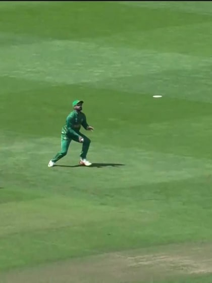 WICKET: de Villiers falls to Wasim for a duck