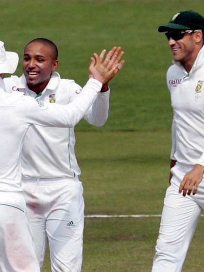 South Africa canters to nine-wicket win