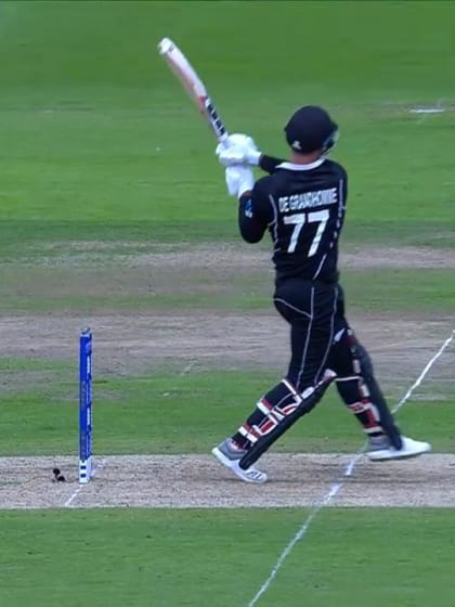 CWC19: NZ v SA - De Grandhomme pulls Rabada for his second six of the innings