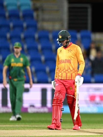 Quinton de Kock reaches high to get a hand to a Sikandar Raza nick | T20WC 2022
