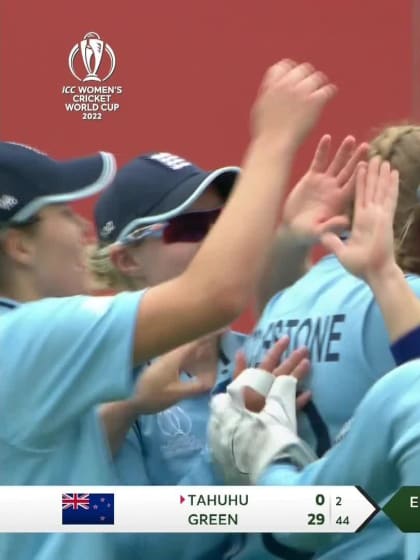 Heather Knight pulls off an incredible one-handed catch