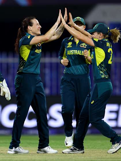 Awesome Australia lay down marker with thrashing of New Zealand
