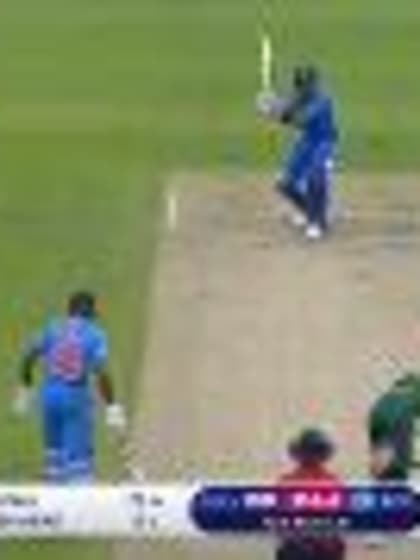 CWC19: IND v PAK - Kohli walks for caught behind having not hit the ball