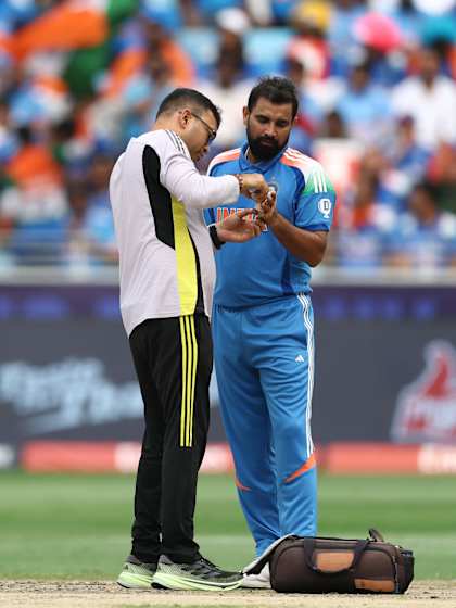 Shami's fingers suffer in catch attempt | IND v NZ | Champions Trophy 2025