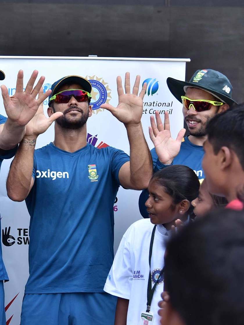 Adrian_Birrell_with_South_Africa_players_at_a_Cricket_for_Good_clinic_in_Nagpur